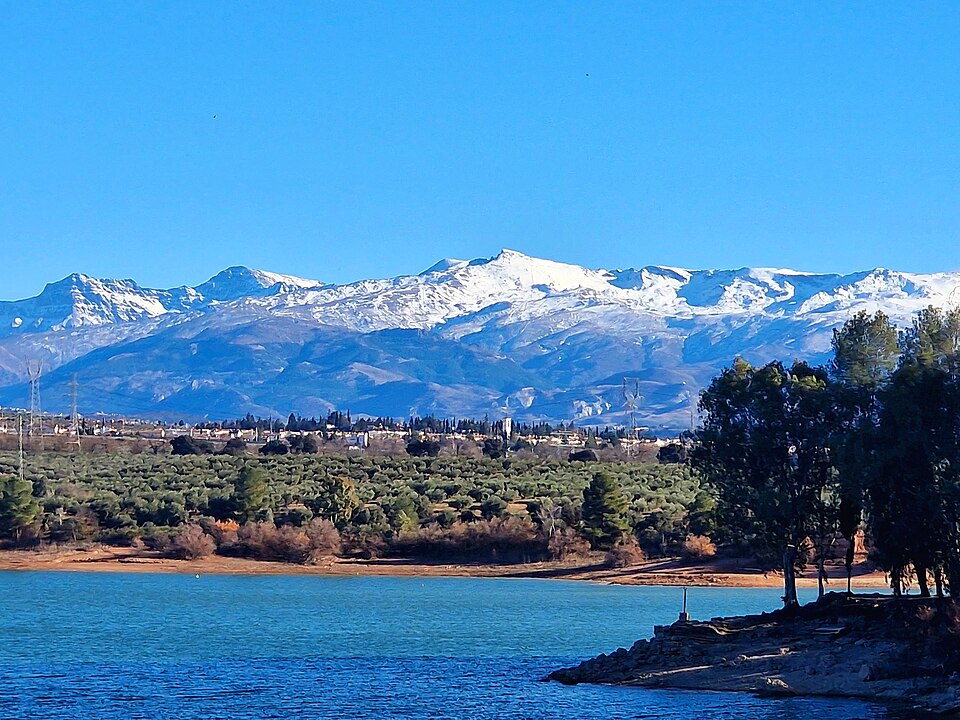 960px-Sierra_Nevada_desde_el_embalse_del_Cubillas,_en_Atarfe_(Granada)